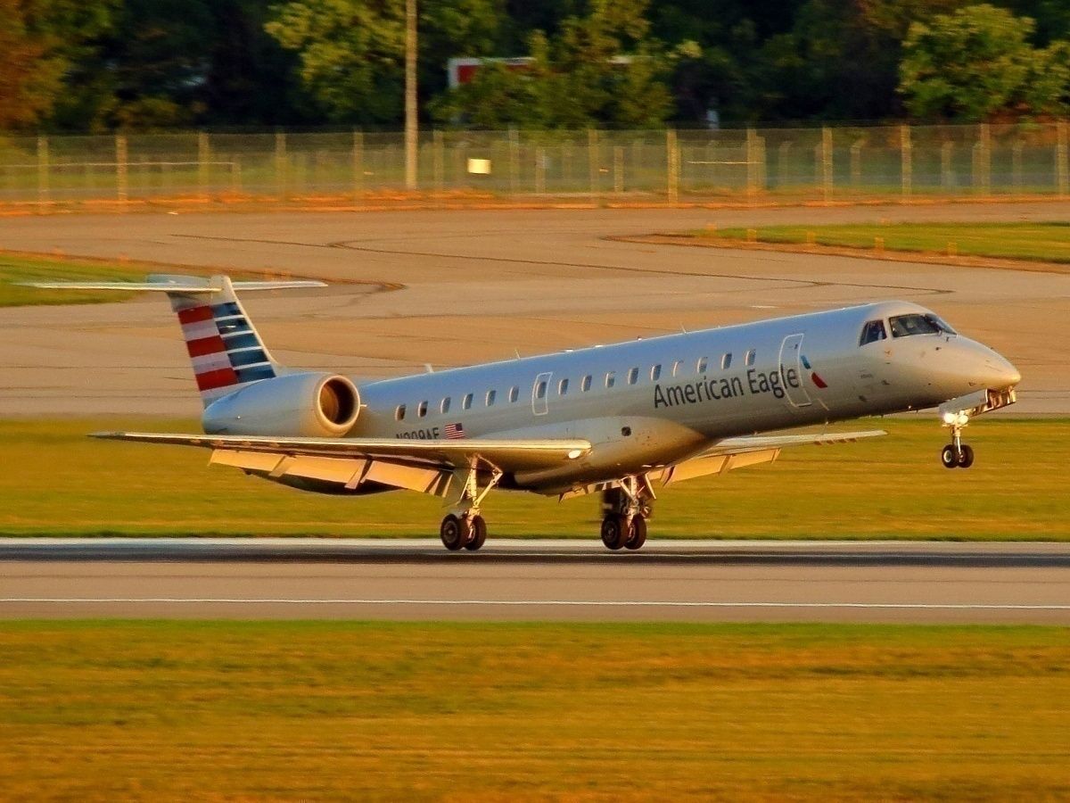 Stuck Windshield Wiper Forces ERJ145 To Return To Chicago