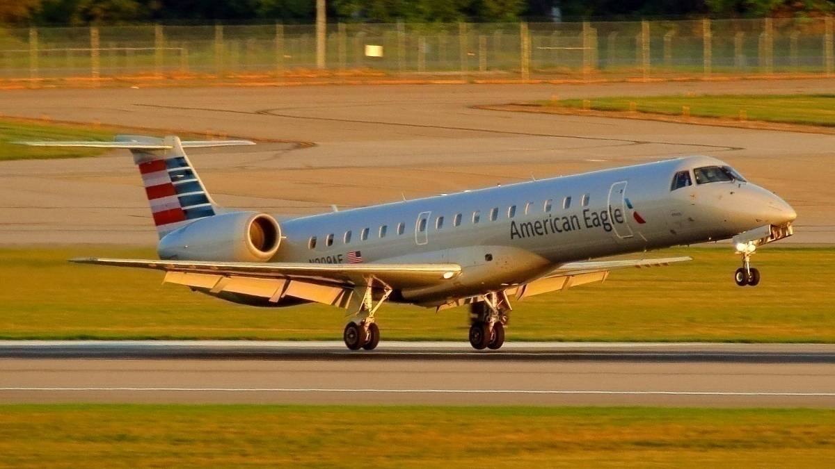 Stuck Windshield Wiper Forces ERJ145 To Return To Chicago