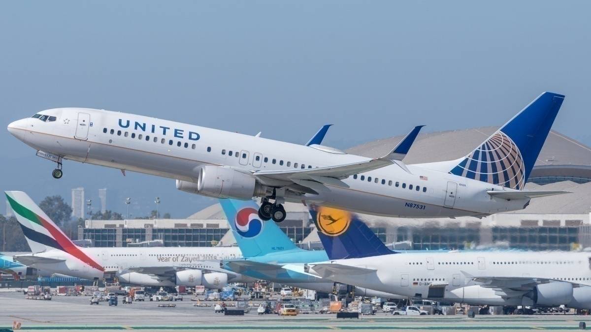 United Boeing 737 Returns To Houston Due To Engine Failure