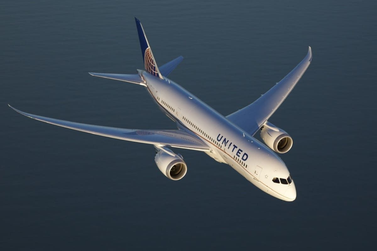 United Boeing 787 Suffers Cracked Windshield Departing Hong Kong