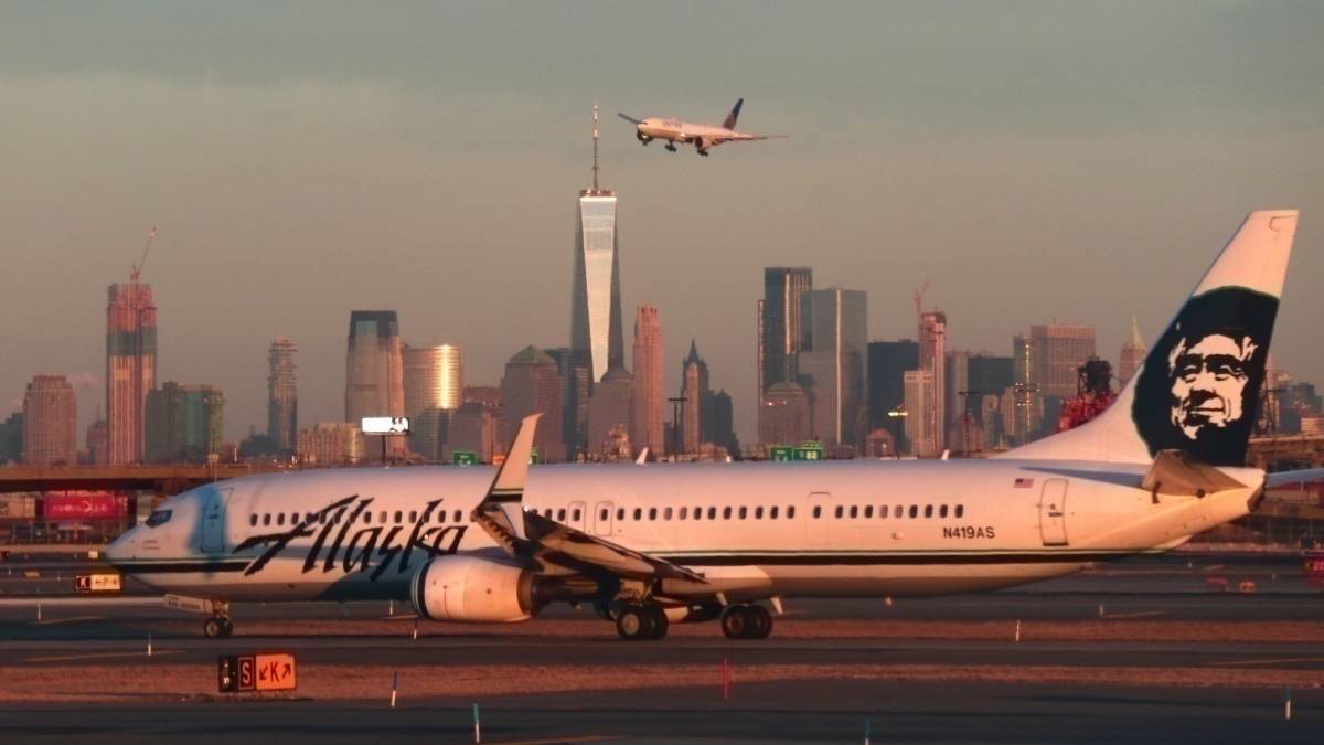Alaska Airlines Boeing 737-800 Suffers Engine Failure In Austin