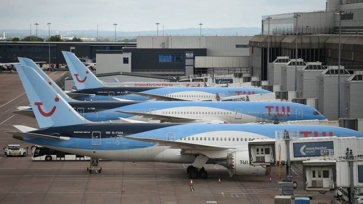 UK Airports Are Requiring Passengers To Wear Masks And Gloves