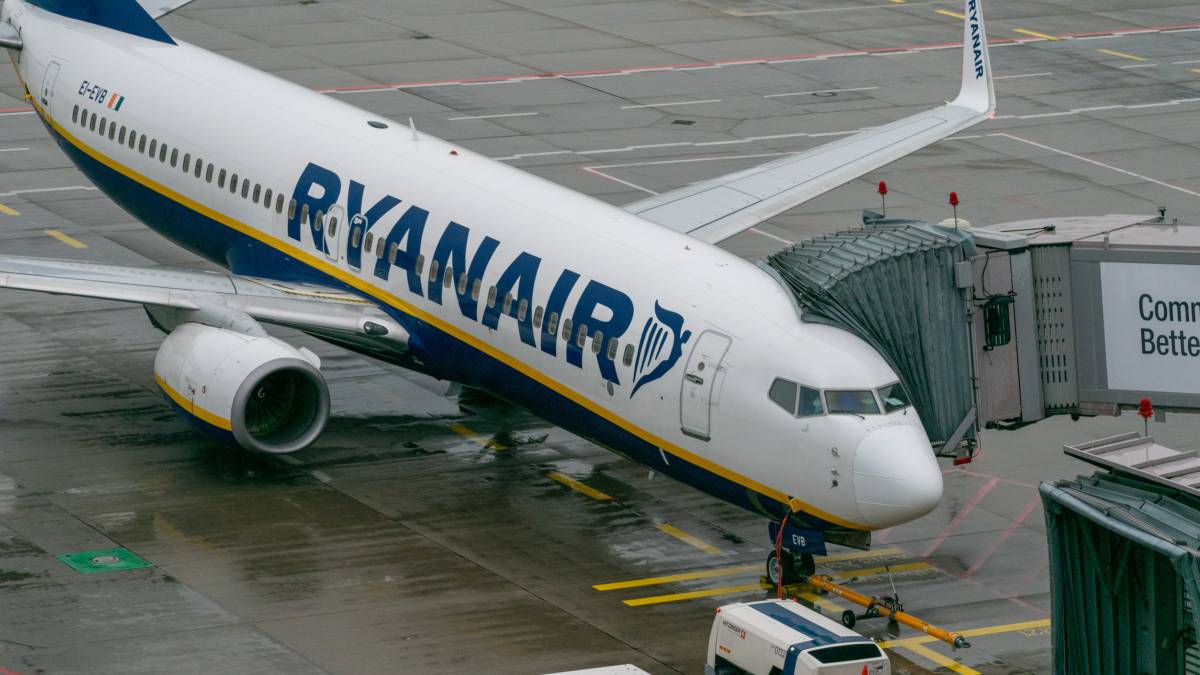 Ryanair Plans 300+ British Pilot Redundancies
