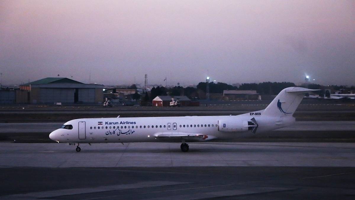 Karun Airlines Fokker 100 Returns After Smoke Entered The Cabin