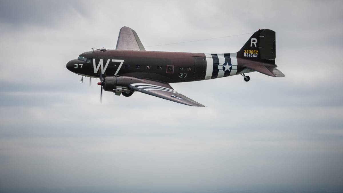 A DC-3 Flew Over New York To Celebrate Healthcare Workers