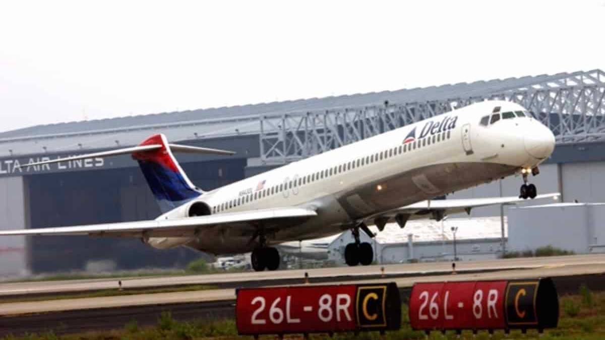 Why Did Delta Air Lines Take On The MD-88?