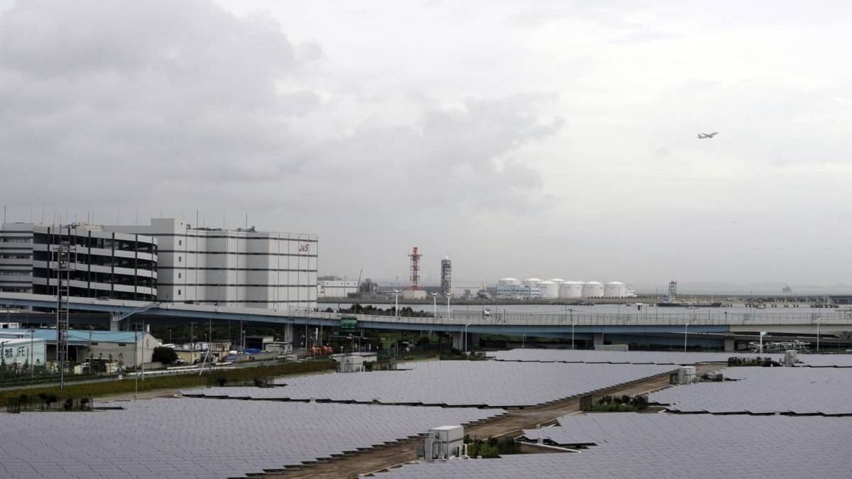 Why Don't Airports Use More Solar Power?