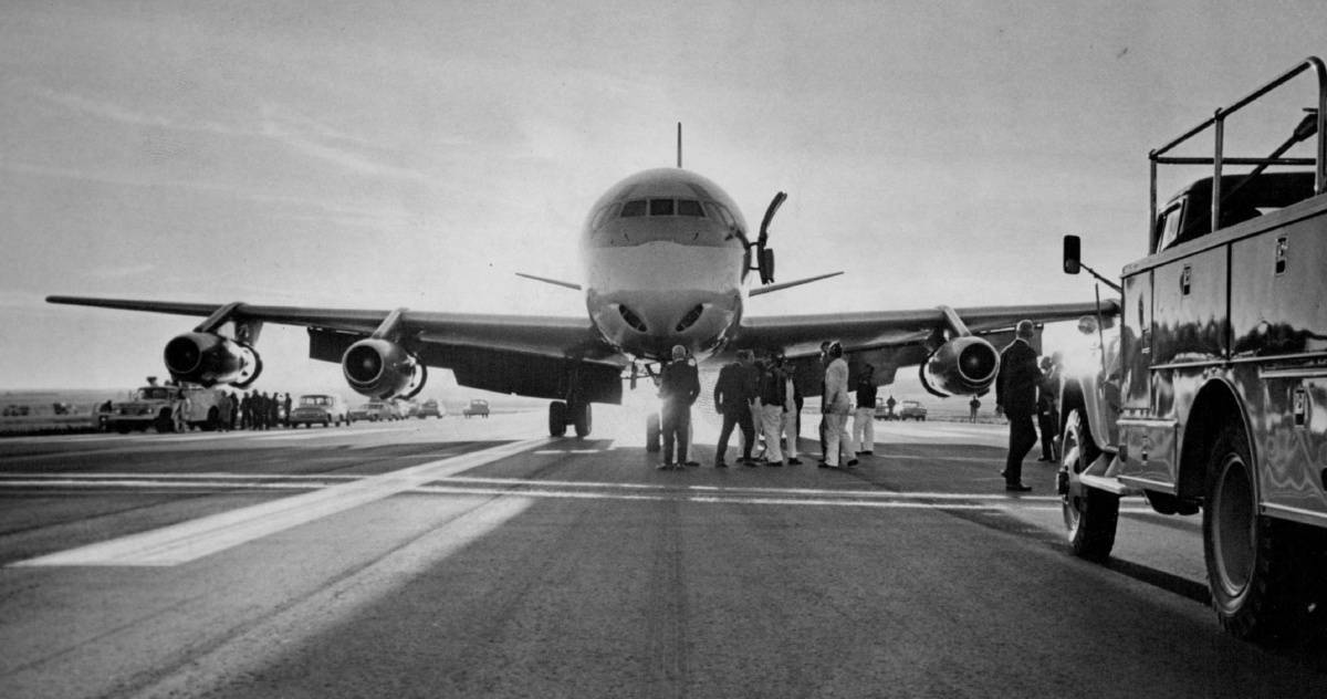 53-Year-Old Douglas DC-8 Returns To Miami Over Flaps Issues