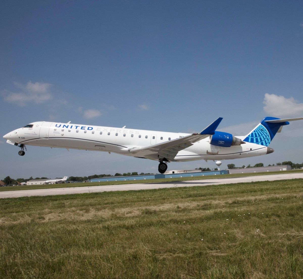 United Express CRJ550 Returns To St. Louis Over Smoke Indication