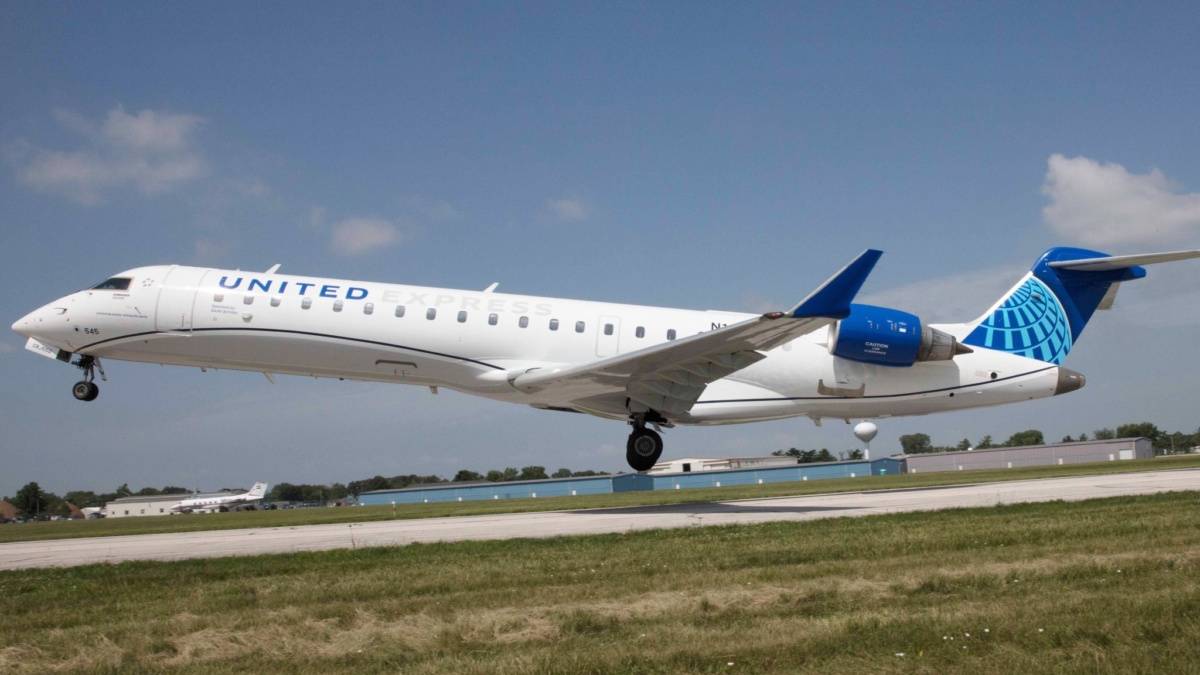 United Express CRJ550 Returns To St. Louis Over Smoke Indication