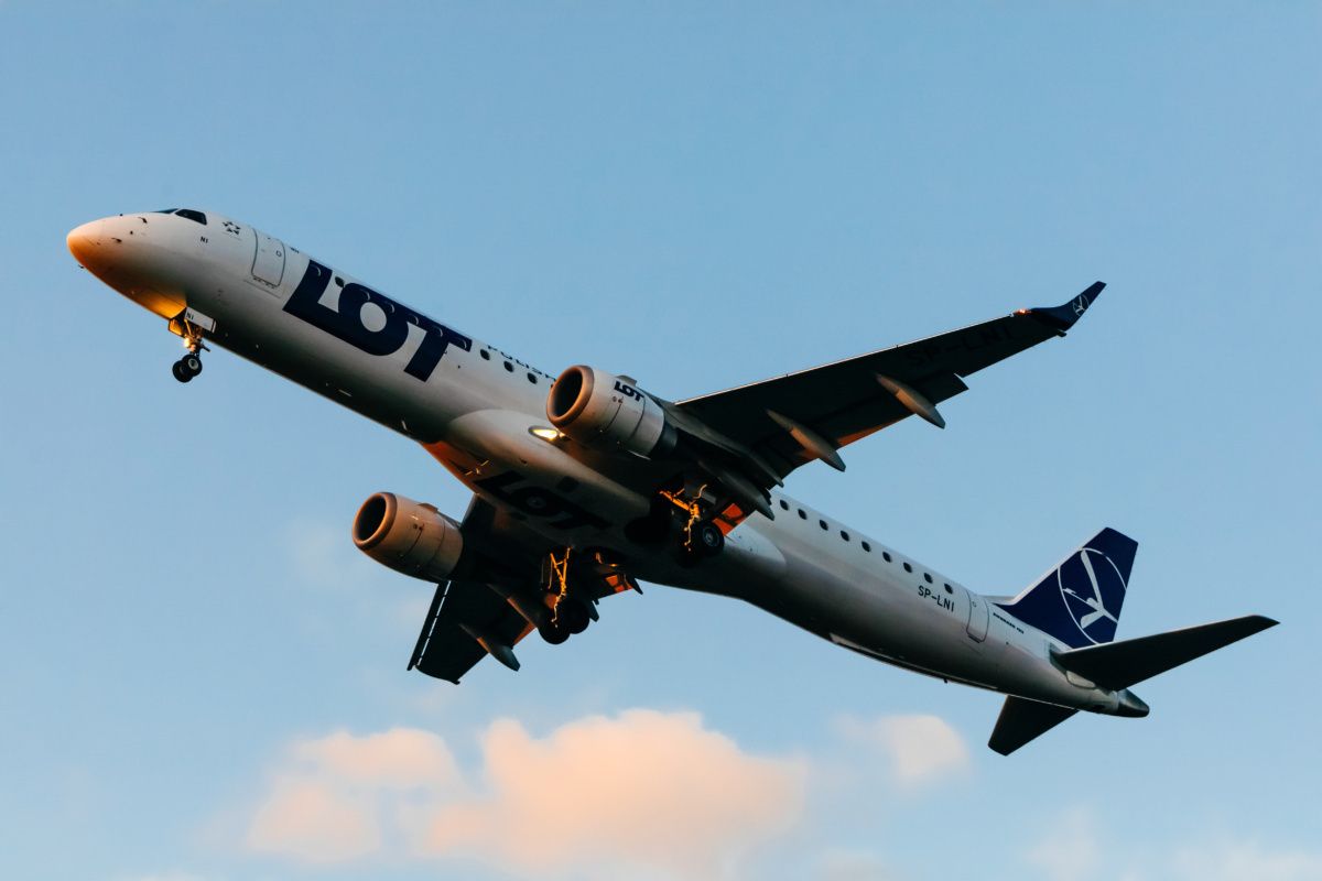 LOT Polish Embraer E195 Suffers 2 Bird Strikes Causing Diversion