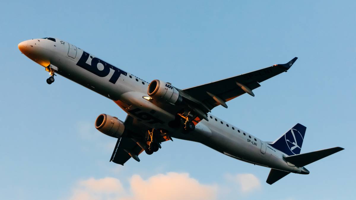 LOT Polish Embraer E195 Suffers 2 Bird Strikes Causing Diversion