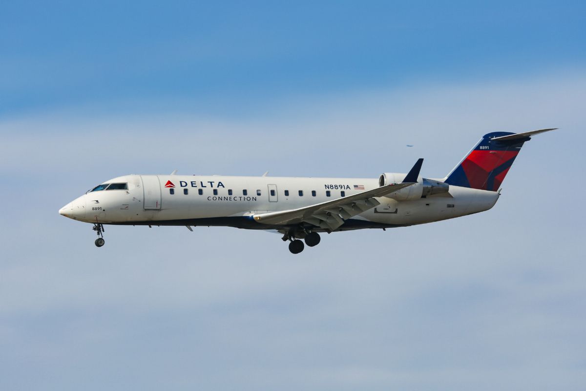 Bombardier CRJ100 vs CRJ200 – What Are The Differences?