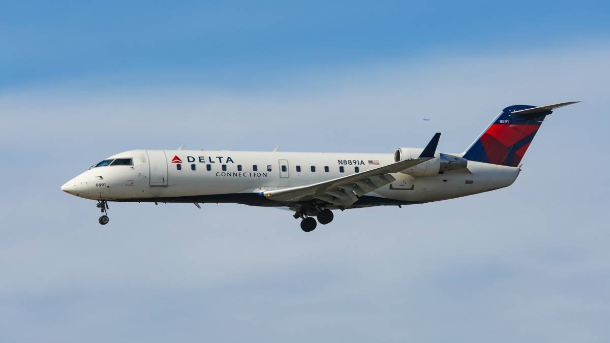Bombardier CRJ100 vs CRJ200 – What Are The Differences?