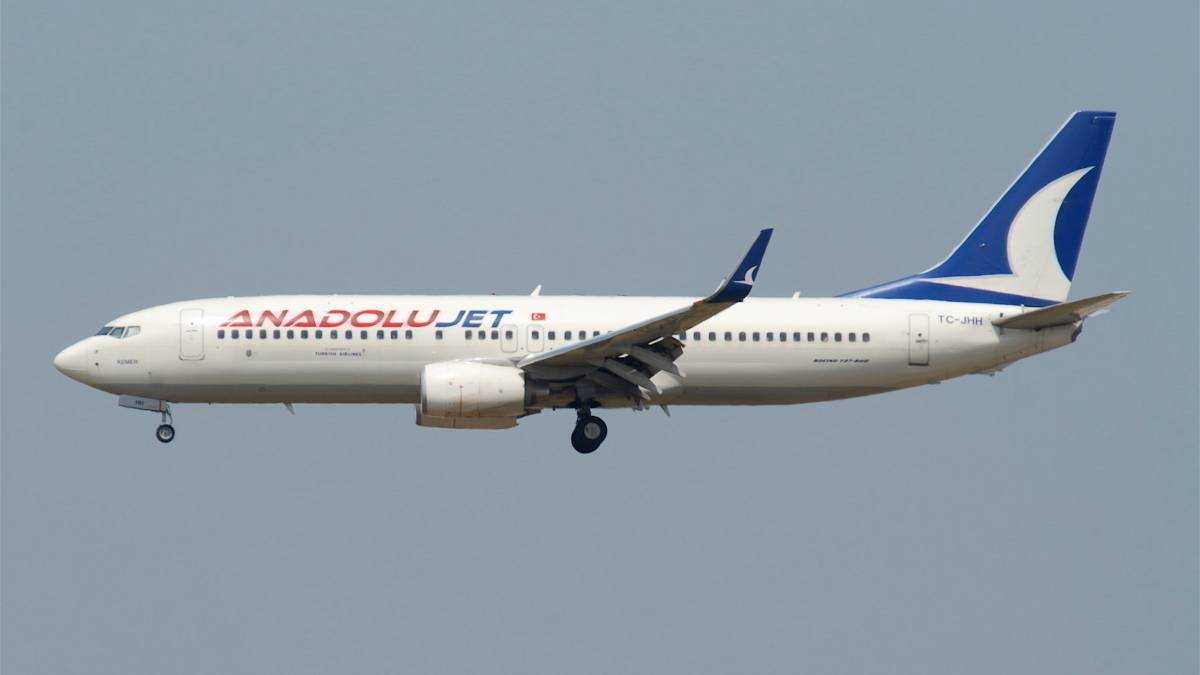 AnadoluJet Boeing 737-800 Returns To Kars Over Engine Trouble