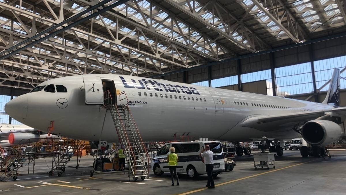 Inside Lufthansa's Airbus A340-300 - A Guided Tour