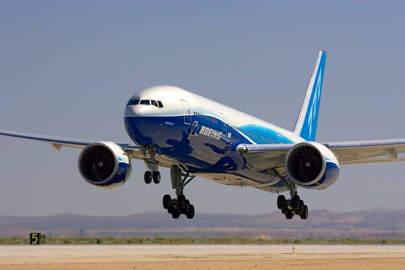 Boeing 777-200 landing