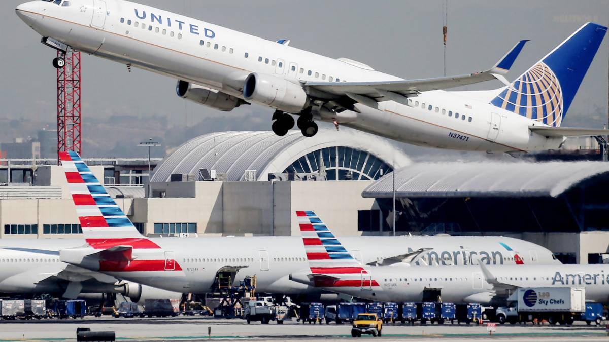 A US Congressman Keeps Giving Up First Class Seats For Soldiers