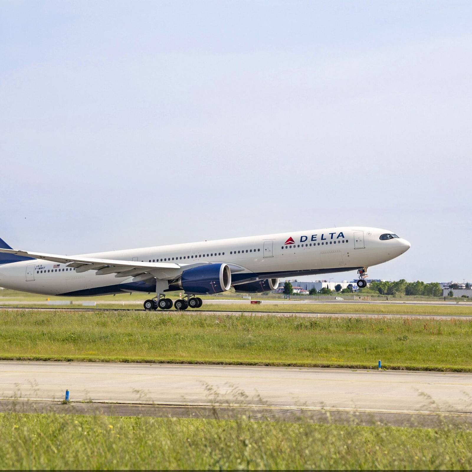 ◢7/11到着 Airbua350／DELTA航空巨大 48cm Delta-Air-Lines-A330-900-take-