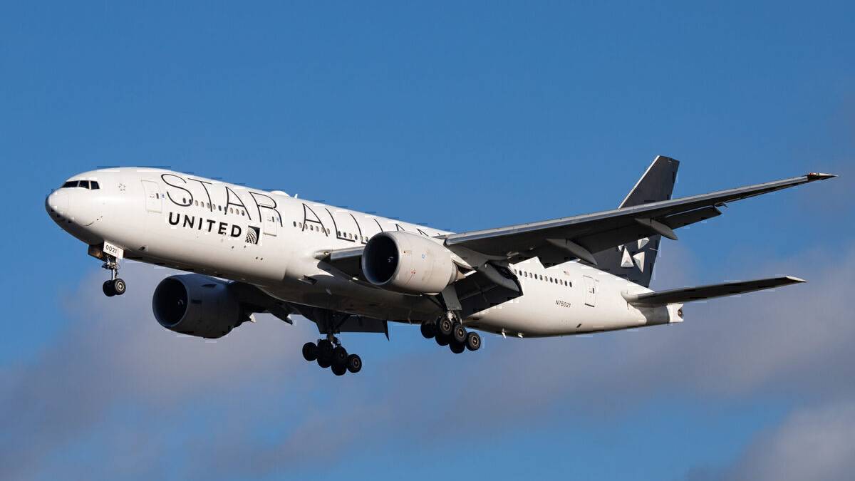 What’s The Difference Between The Boeing 777-200 And The 777-200LR?