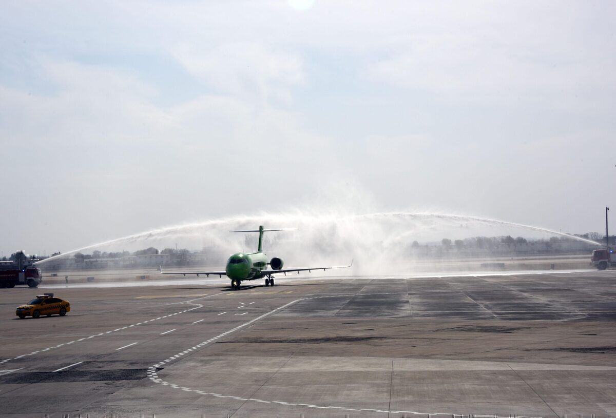 China Express Takes Its First COMAC ARJ21