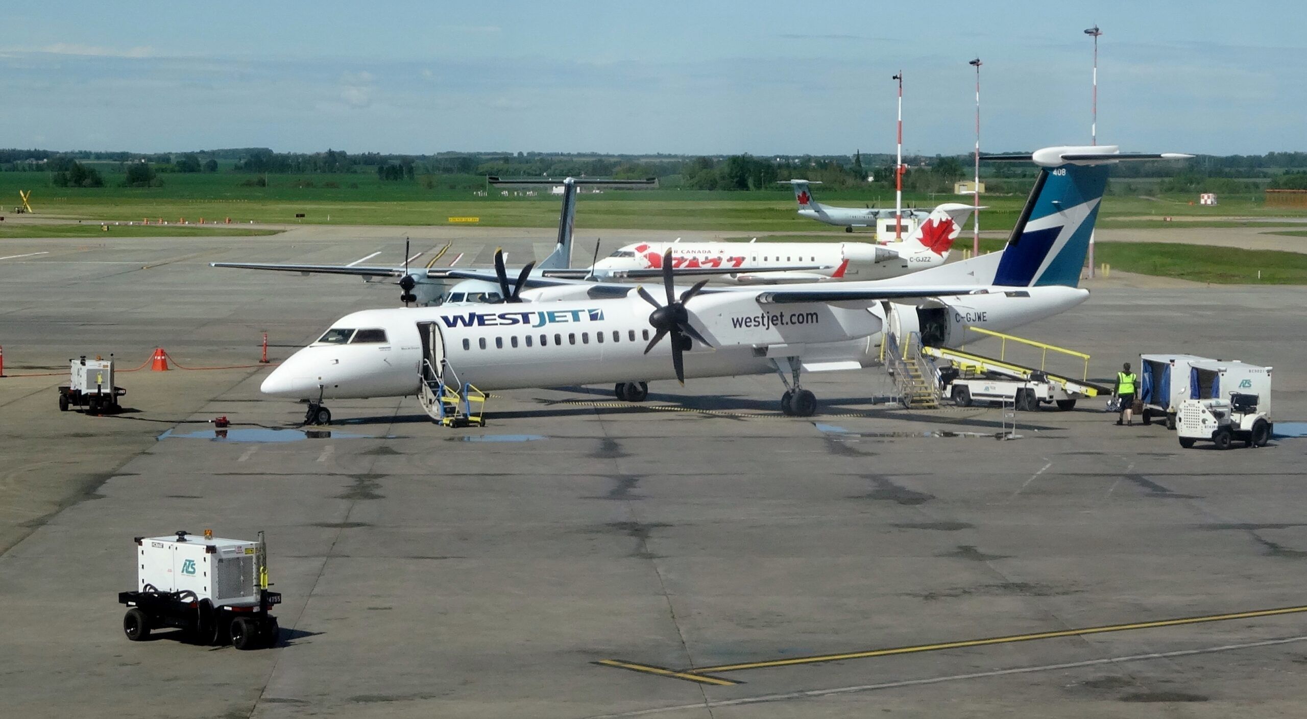Two Canadian Dash 8s Suffer Gear Extension Issues