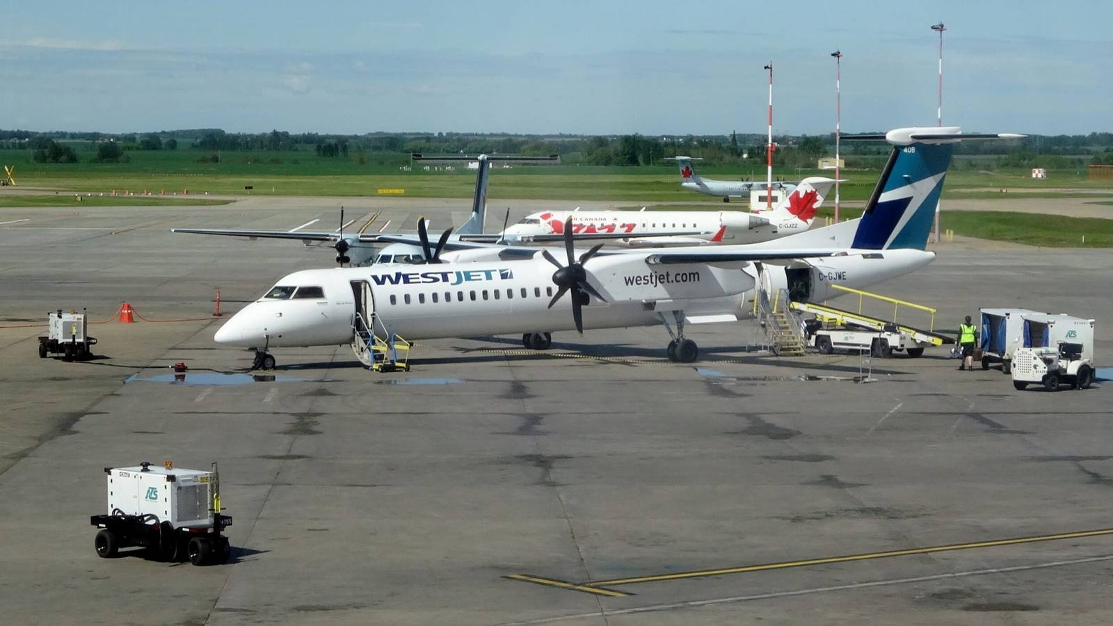 Two Canadian Dash 8s Suffer Gear Extension Issues
