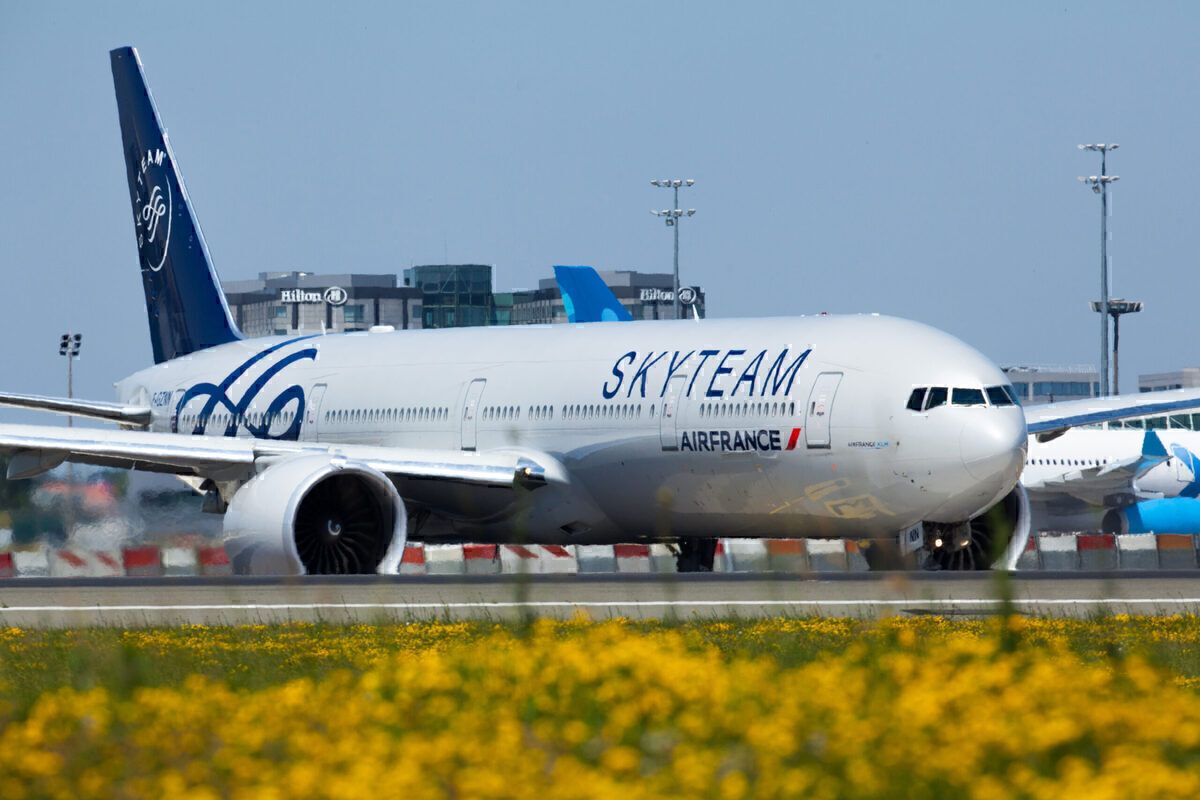 Air France 777 & American Airlines 737 Almost Suffer Conflict Over Caribbean Sea
