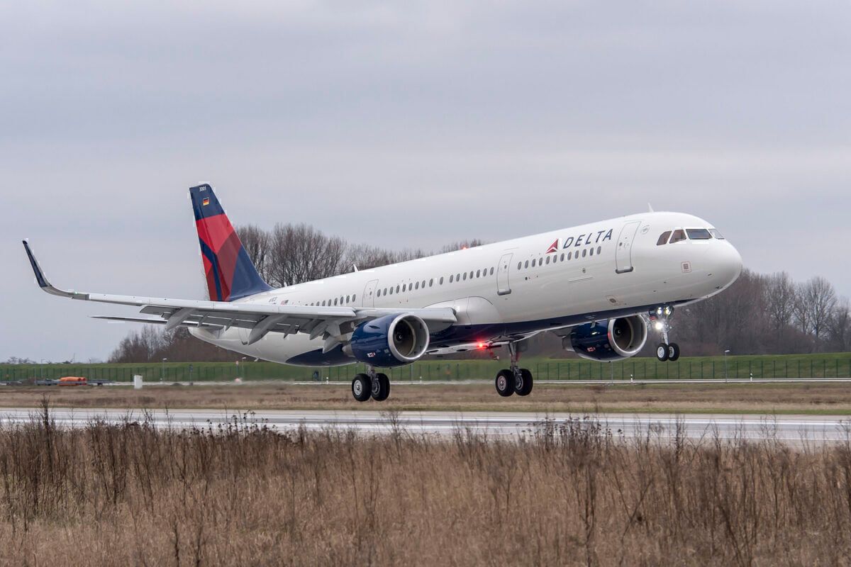 Delta Passengers Leave Taxiing Airbus A321 Via Slide