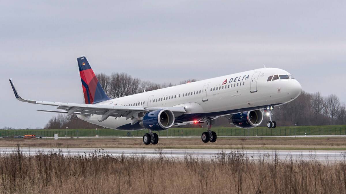 Delta Passengers Leave Taxiing Airbus A321 Via Slide