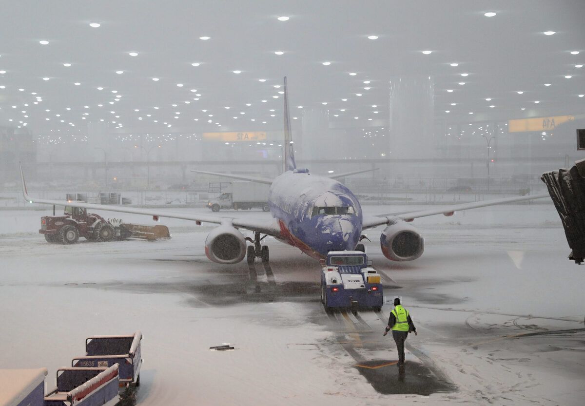 US Airlines Cancel 100s of Flights As Storms Approach Dallas
