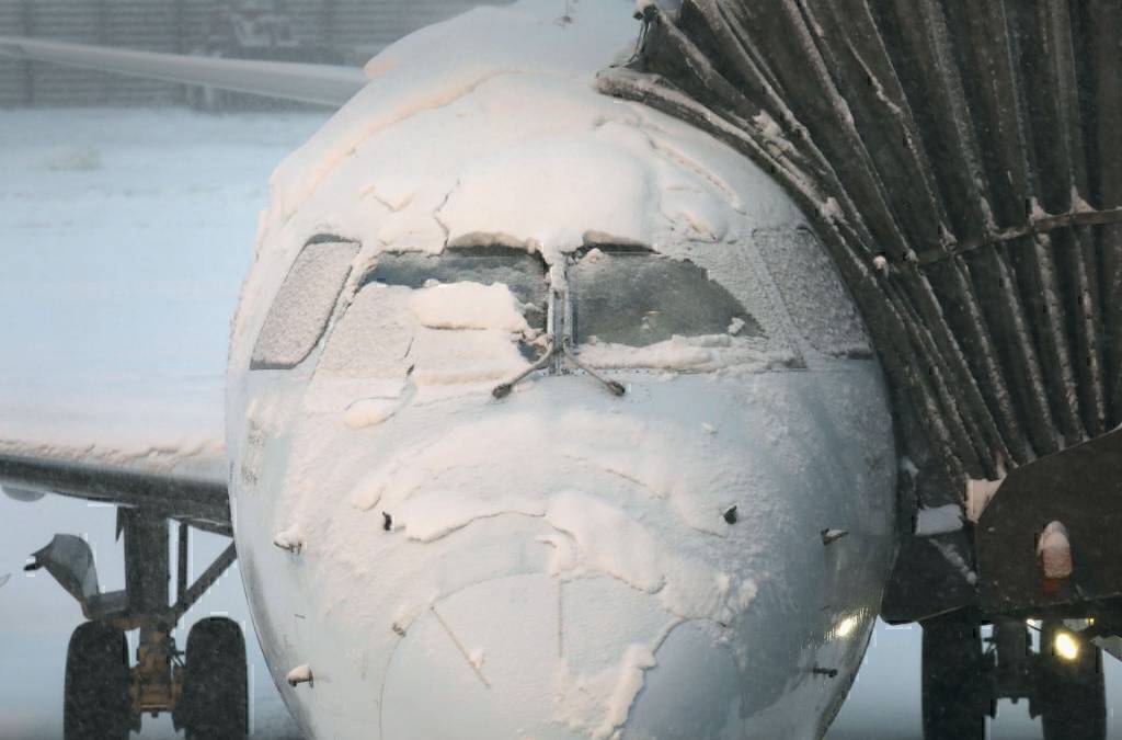 US Airlines Begin Cutting Flights As Winter Storm Approaches