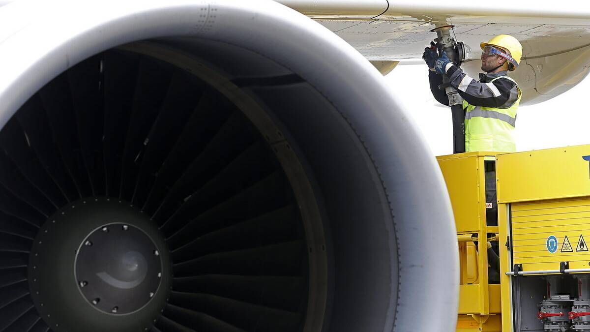 How Are Aircraft Refueled?