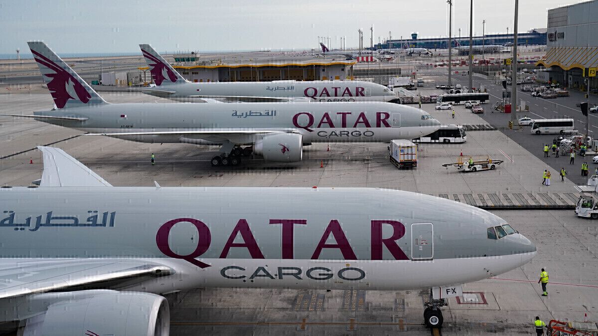航空機・ヘリコプター Qatar Cargo Boeing 777-200 Freighter Qatar Airways Cargo unveiled as 777-200LRMF launch customer