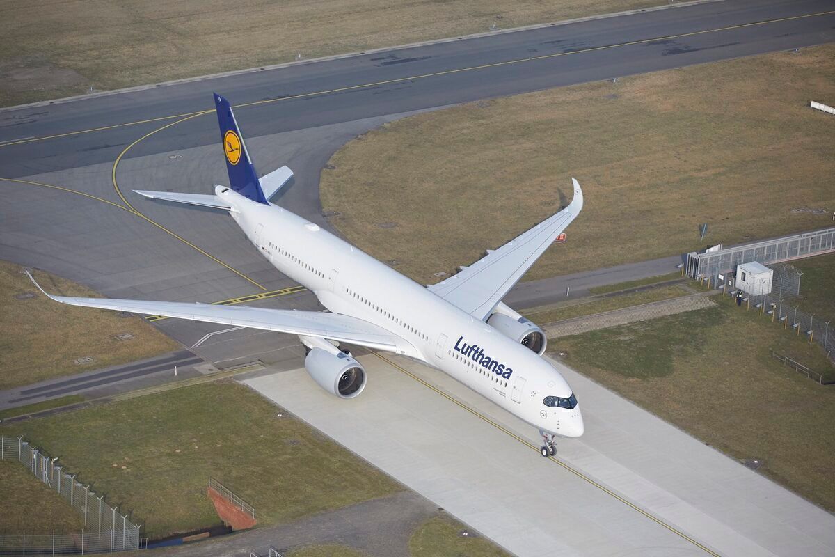 After 4 Years Lufthansa Begins Repainting Its Airbus A350 Fleet