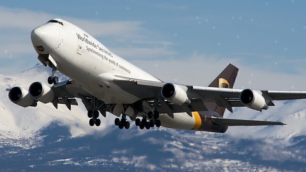 UPS Boeing 747 Comes Off The Taxiway In Louisville Snow