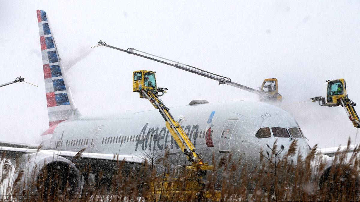 Winter Storms Cause Chaos For US Air Traffic