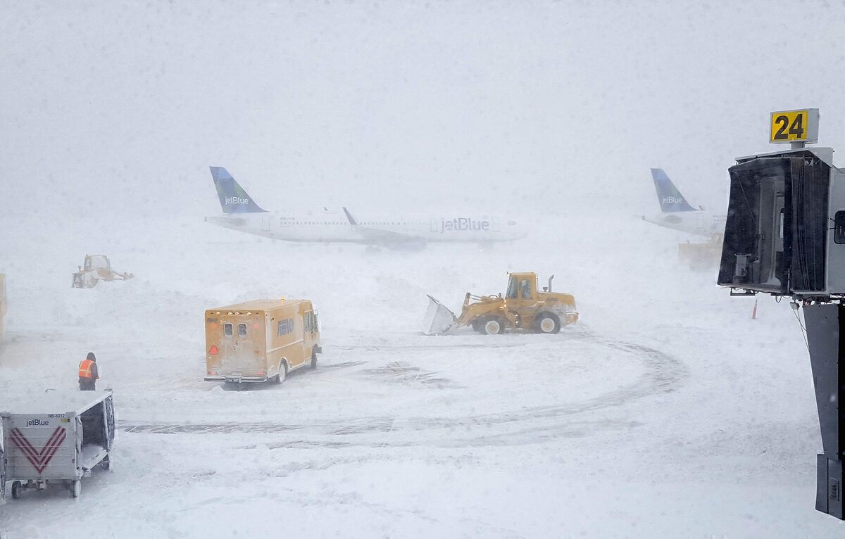 Thousands of New York Area Flights Canceled Ahead Of Snow Storm