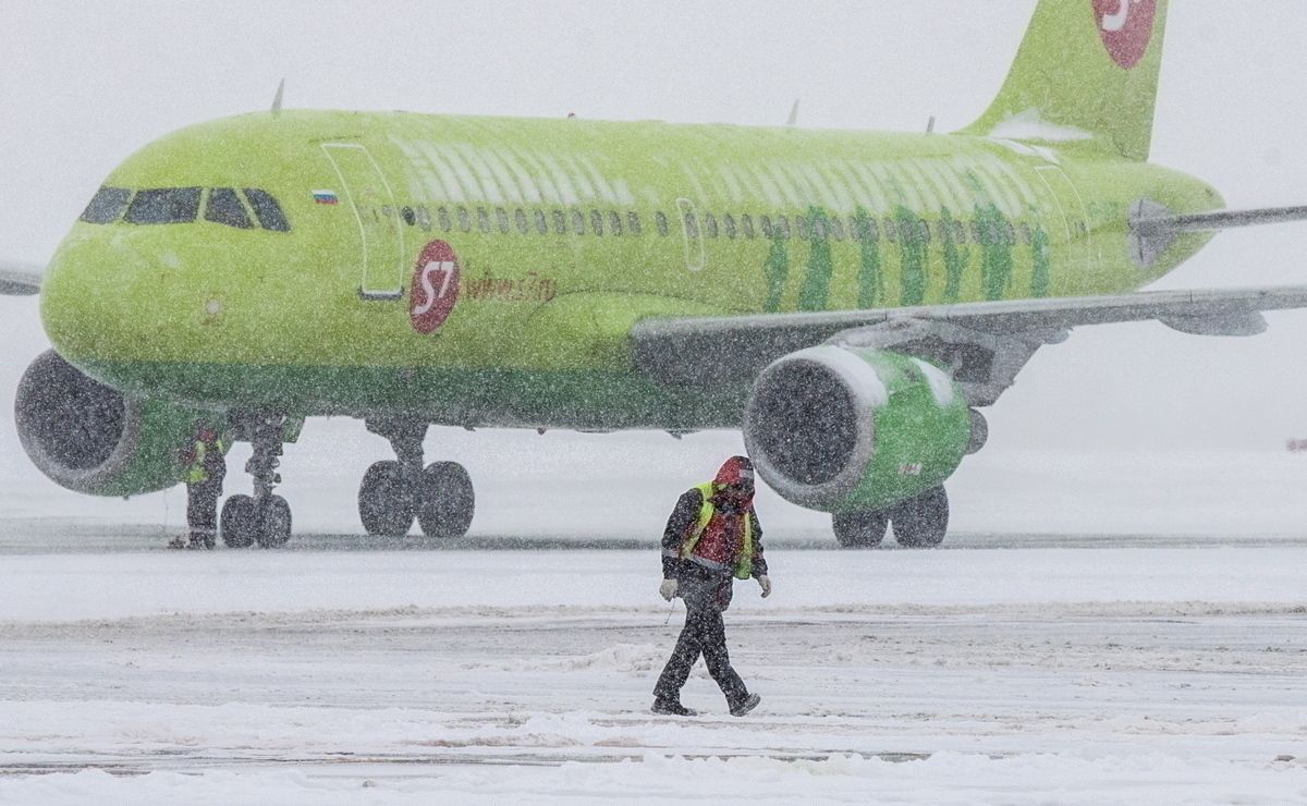 Moscow Air Travel Disrupted As Snow Blankets Airports
