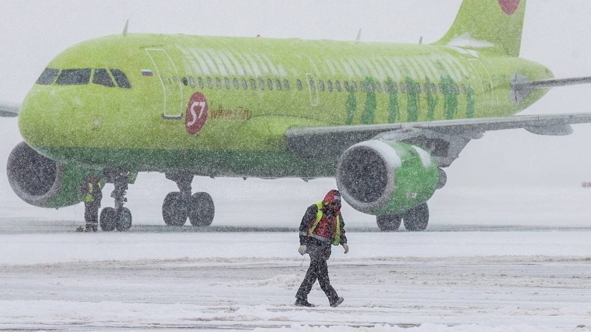 Moscow Air Travel Disrupted As Snow Blankets Airports