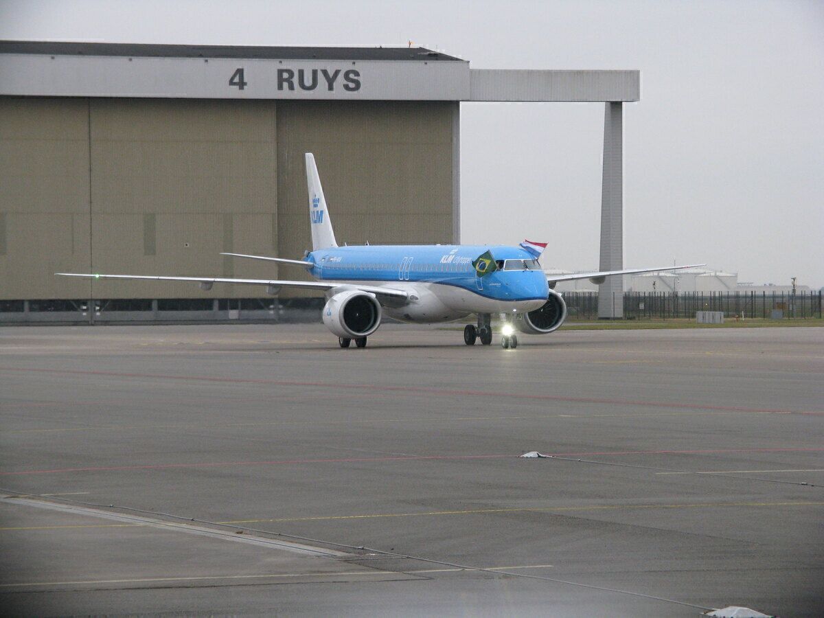 Brand New KLM Cityhopper Embraer E195-E2 Suffers Lightning Strike