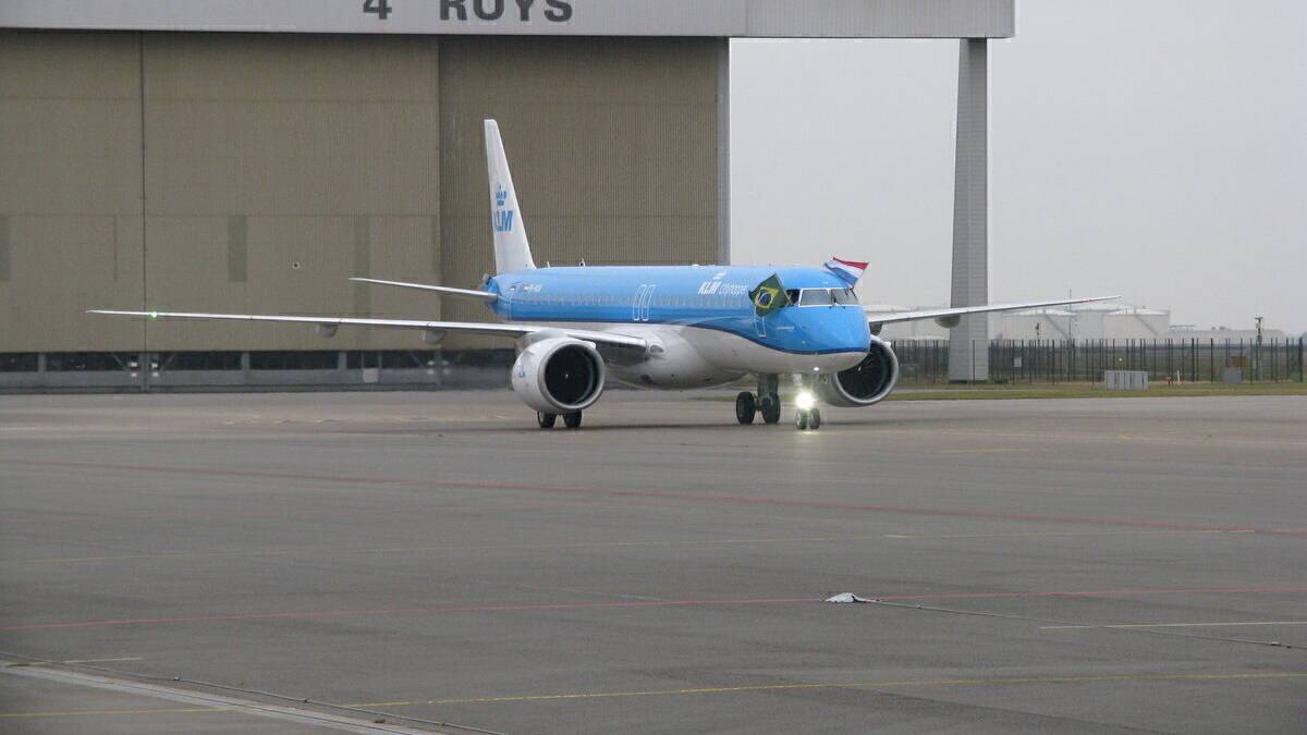 Brand New KLM Cityhopper Embraer E195-E2 Suffers Lightning Strike