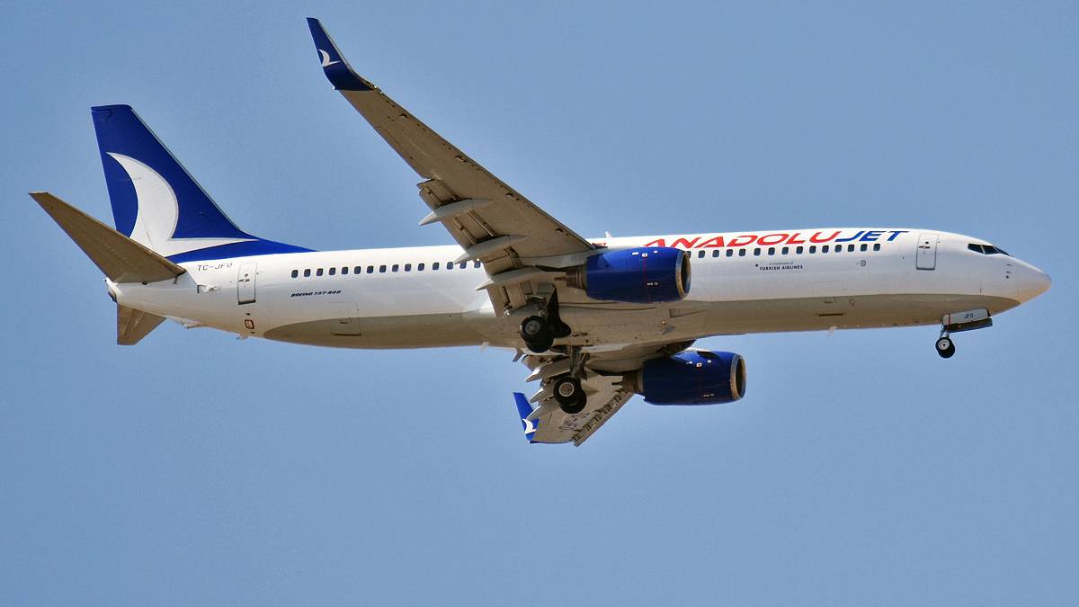 Crash Photos Sent By AirDrop Delays Flight From Tel Aviv