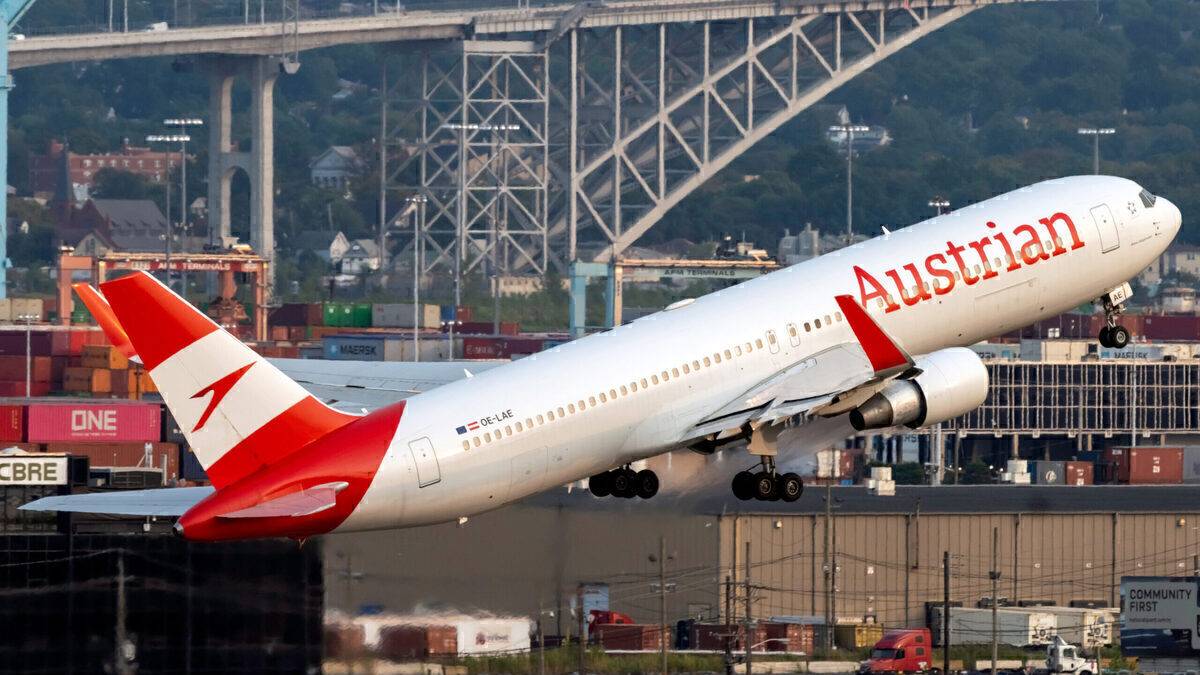Workers Begin To Dismantle Austrian's First Retired Boeing 767