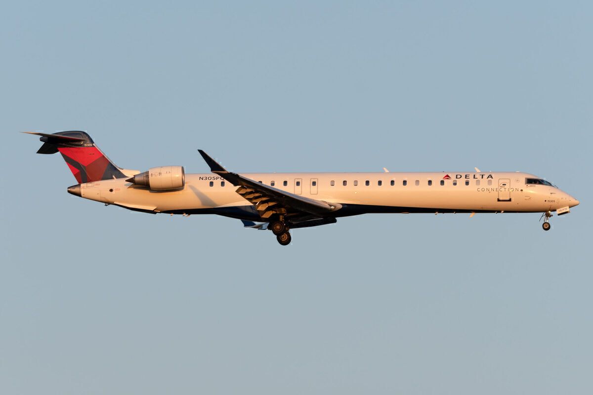 Endeavor Air CRJ900 Wingtip Strikes Runway On Landing