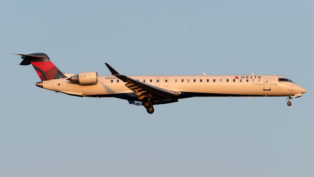 Endeavor Air CRJ900 Wingtip Strikes Runway On Landing