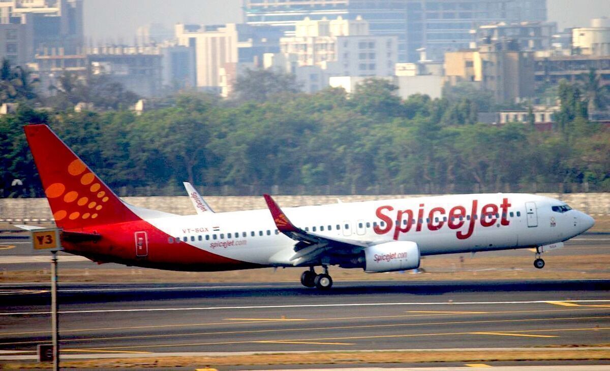 SpiceJet Boeing 737-800 Diverts To Iran With Cracked Windshield