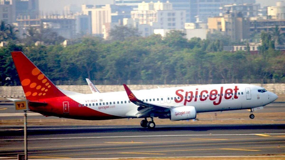 SpiceJet Boeing 737-800 Diverts To Iran With Cracked Windshield