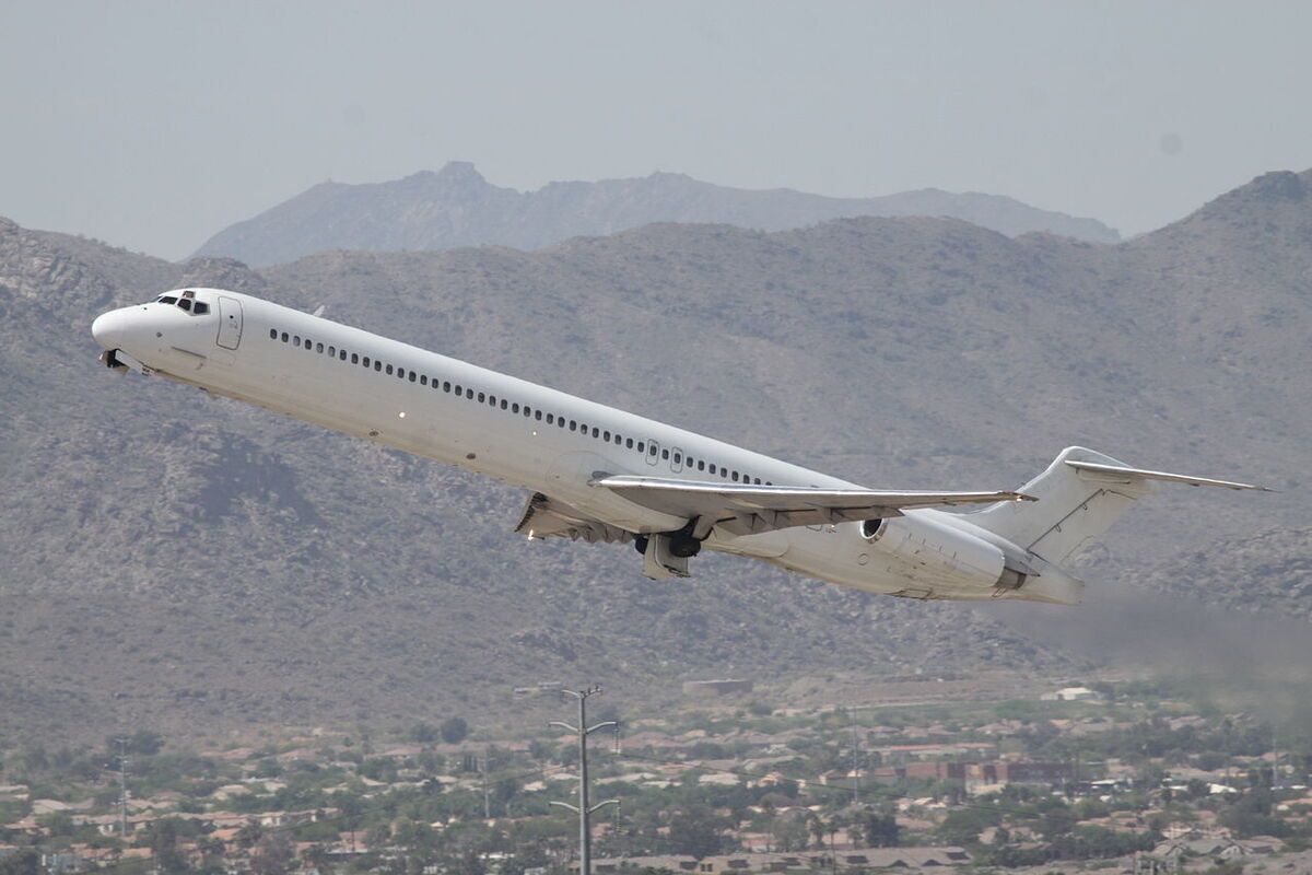 Laser Airlines MD83 Suffers Engine Failure On Landing