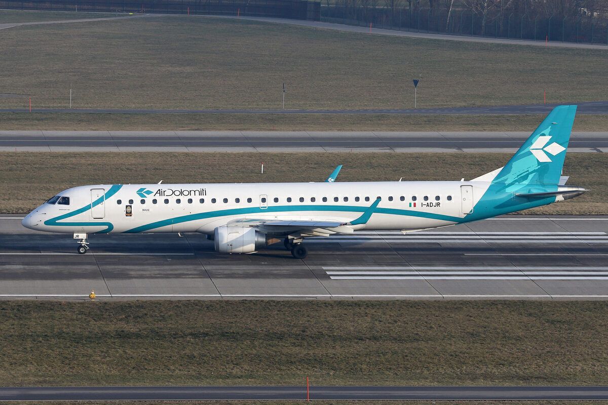 Air Dolomiti Embraer E195 Re-Enters Service Following Gas Leak Fears